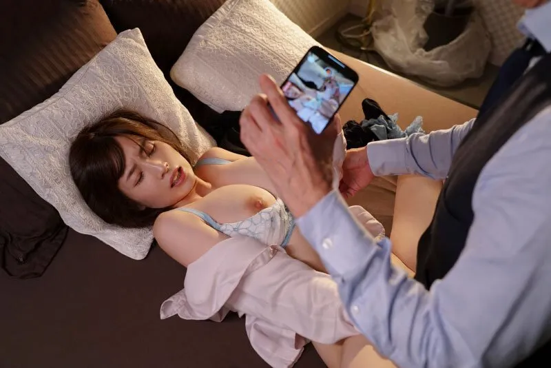 Quản lý chuốc thuốc em thư ký bắt xoạc cả đêm khi đi bàn việc làm ăn xa