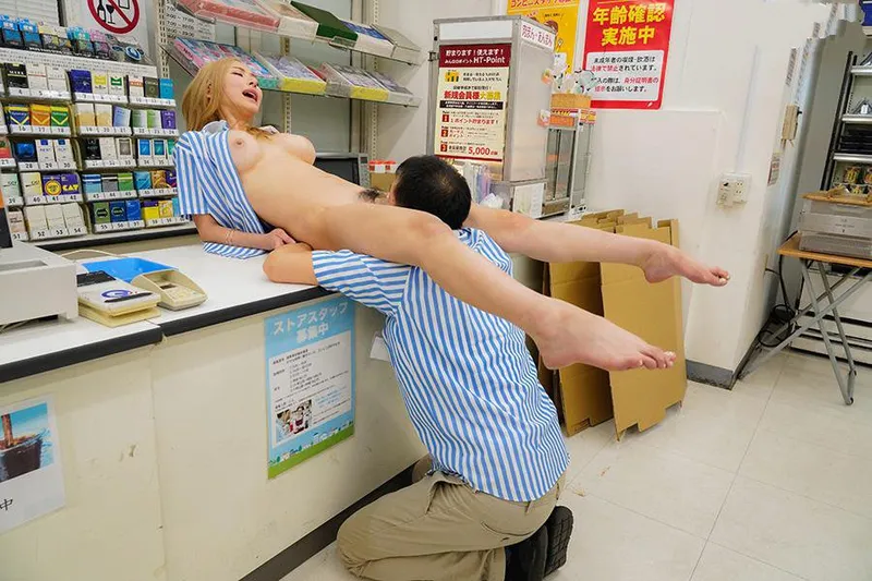 Anh tiền bối tống tình con nhỏ ngổ ngáo của chủ cửa hàng tiện lợi