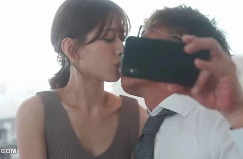 Thấy người vợ hơi lạ, ông xã xem điện thoại bà xã và thấy cảnh nắc với tiền bối của mình